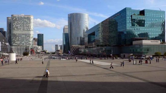 La Defense. Photo by Ali Farnam. Taken from Meriadeck.free.fr, a blogsite concerned with urban development